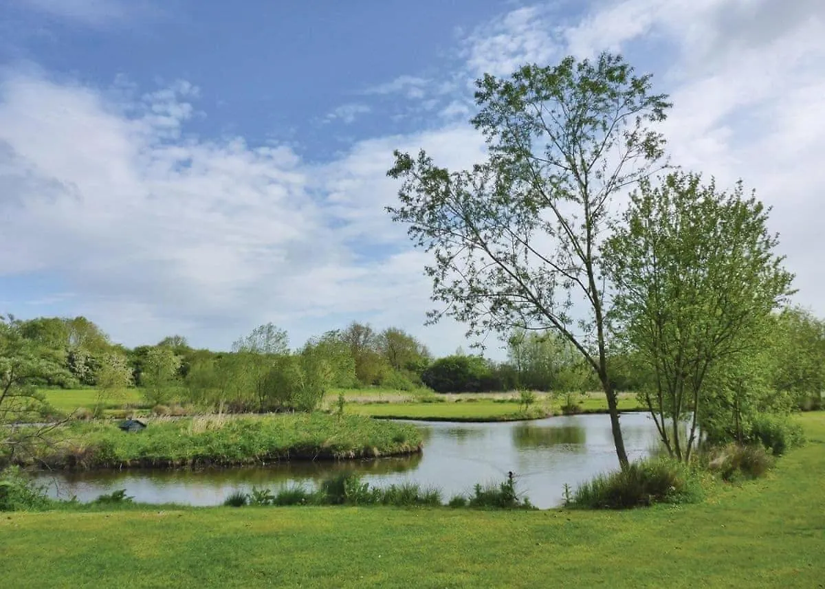 Отель Weir Country Park Holtby